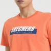 Camiseta de manga corta con estampado Skechers para hombre, color rojo