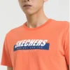 Camiseta de manga corta con estampado Skechers para hombre, naranja y rojo