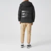 Chaqueta corta de plumón con capucha y logo impreso «Black White»