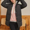 Chaqueta de plumón con capucha de largo medio «Black Pink»