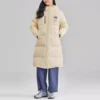 Chaqueta larga de plumón con letras impresas «Beige»