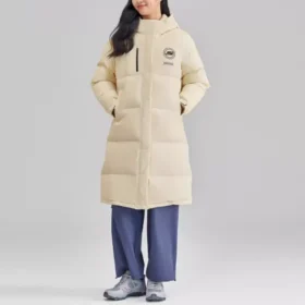 Chaqueta larga de plumón con letras impresas «Beige»