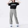 Pantalones casuales rectos con logo «Gris»