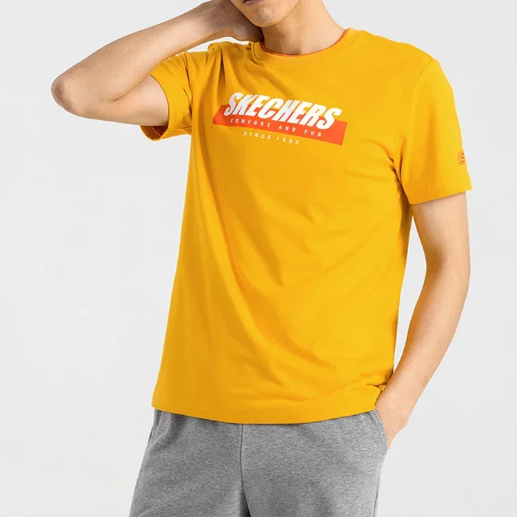 Skechers Sport para hombre con estampado de letras, manga corta, color dorado