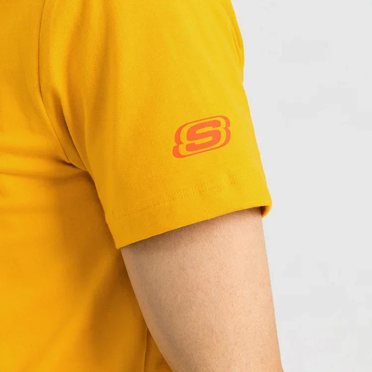 Skechers Sport para hombre con estampado de letras, manga corta, color dorado