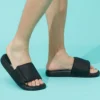 Zapatillas de casa de talón plano con velcro, color negro